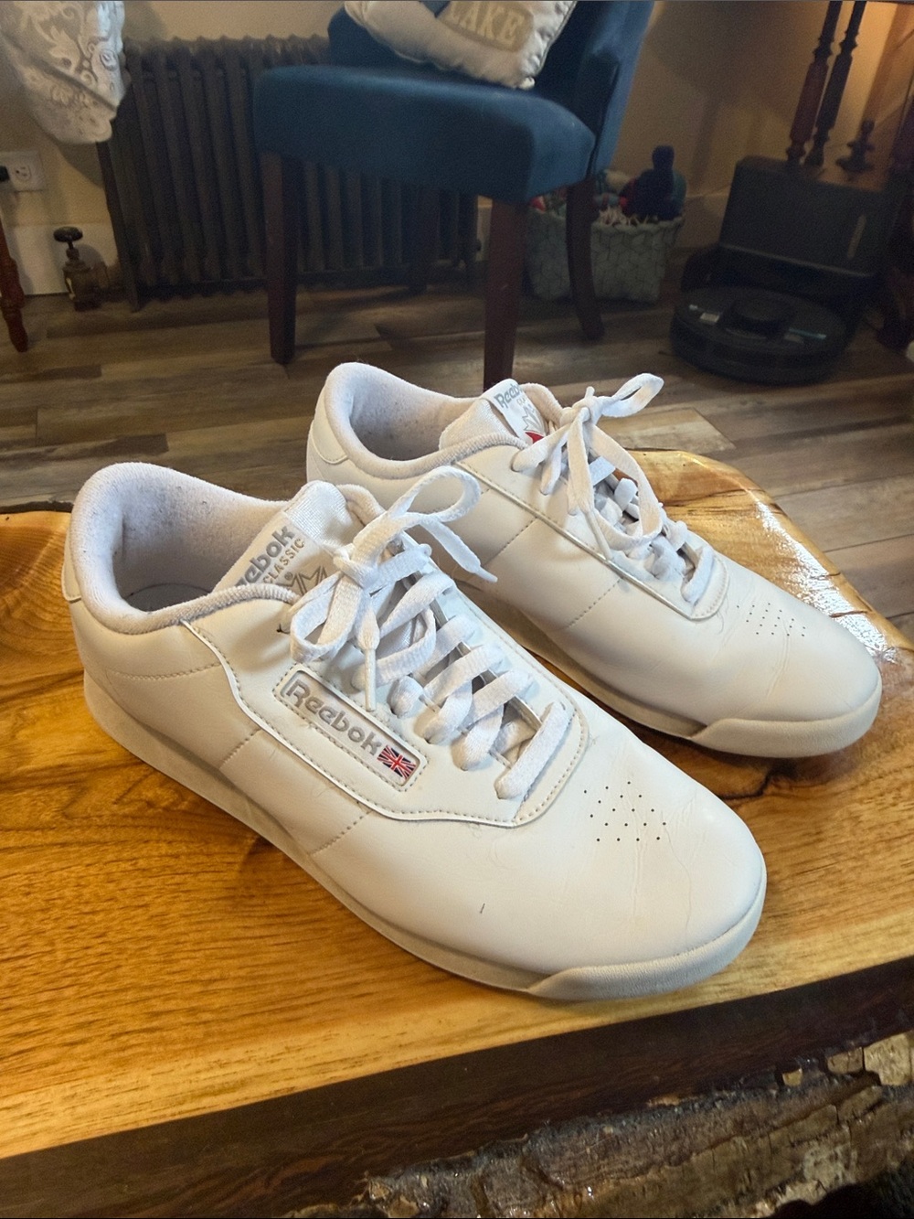 Reebok classic White Leather women’s Low-Top, lace up Sneakers size 9.5